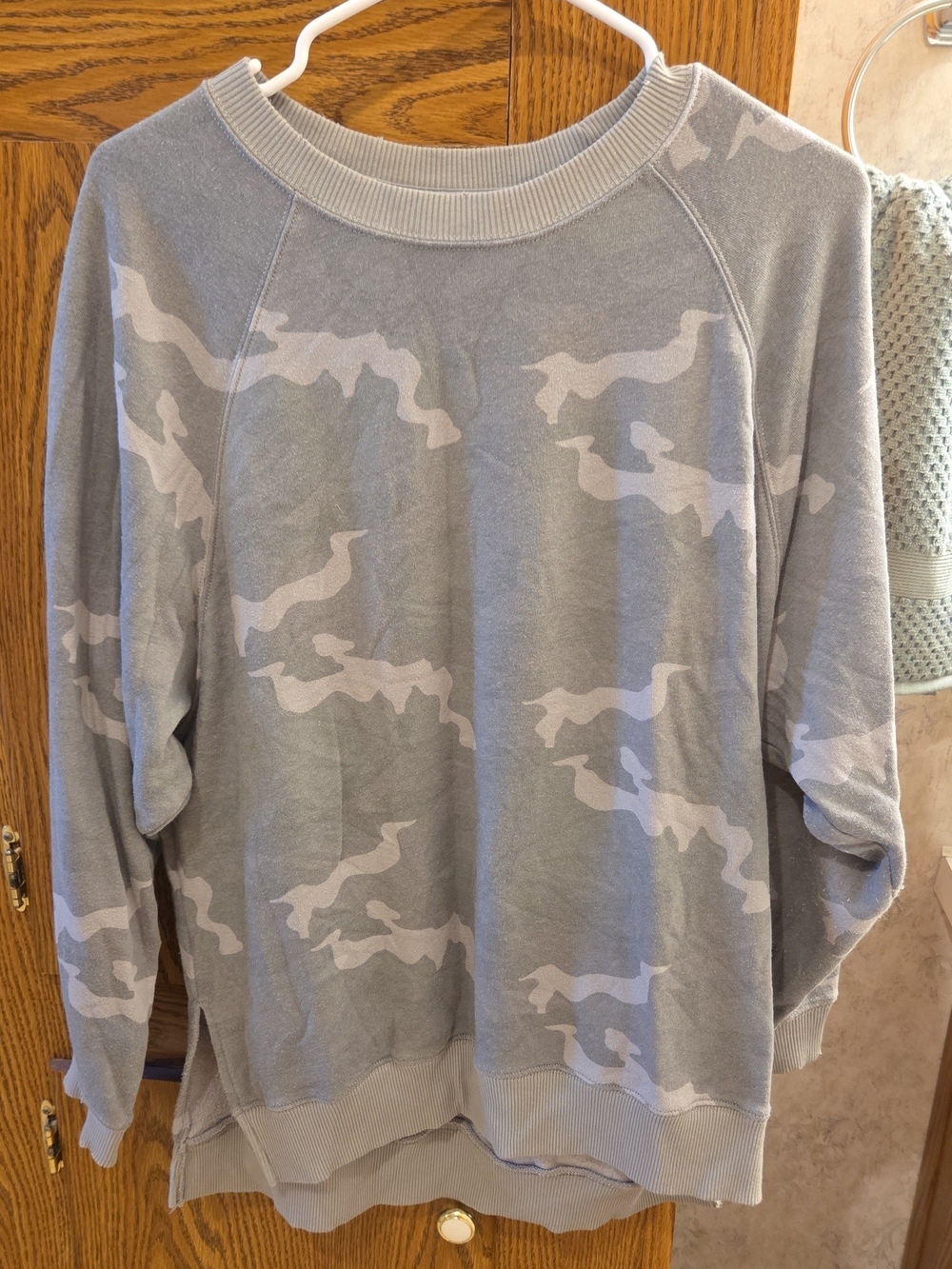 American Eagle Outfitters Women's Light Gray Camo Crewneck Sweatshirt
